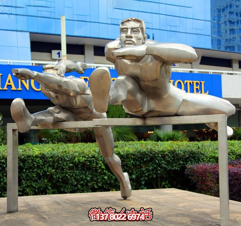 高科技不銹鋼跨欄雕塑裝置，傳承體育運動主題人物