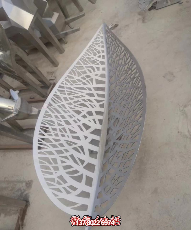 不銹鋼樹(shù)葉雕塑，給醫(yī)院藝術(shù)造型帶來(lái)絢麗美觀(guān)