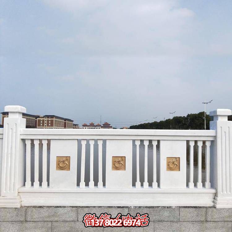 “羅馬柱式漢白玉歐式欄桿，為河道邊裝飾和防護(hù)”
