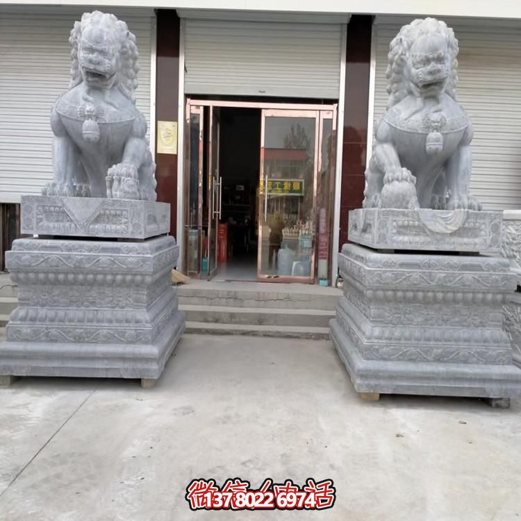 天然青石獅子雕塑，點(diǎn)綴景區(qū)大門