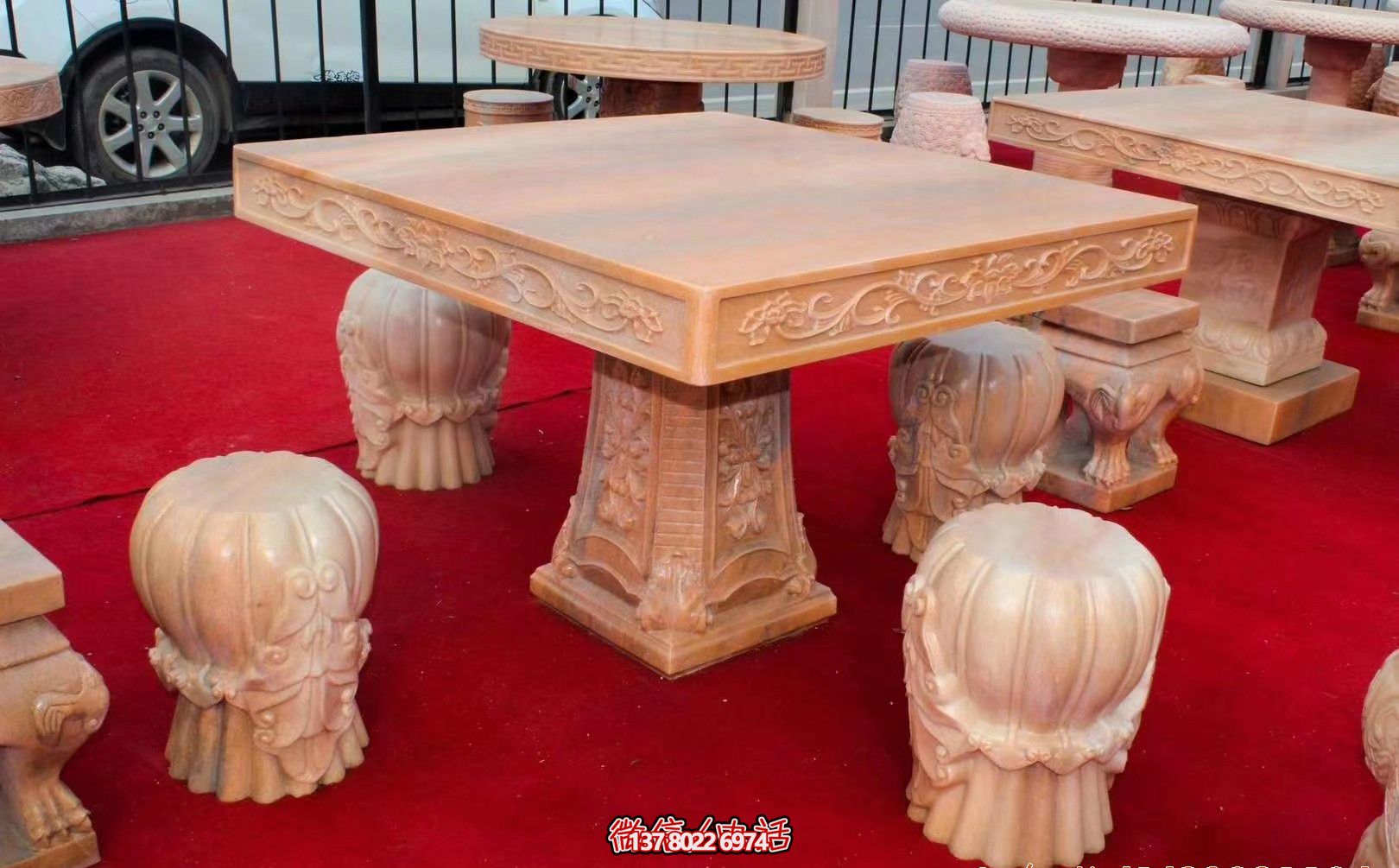 紅色方形石桌凳，欣賞晚霞雕塑，點亮花園廣場