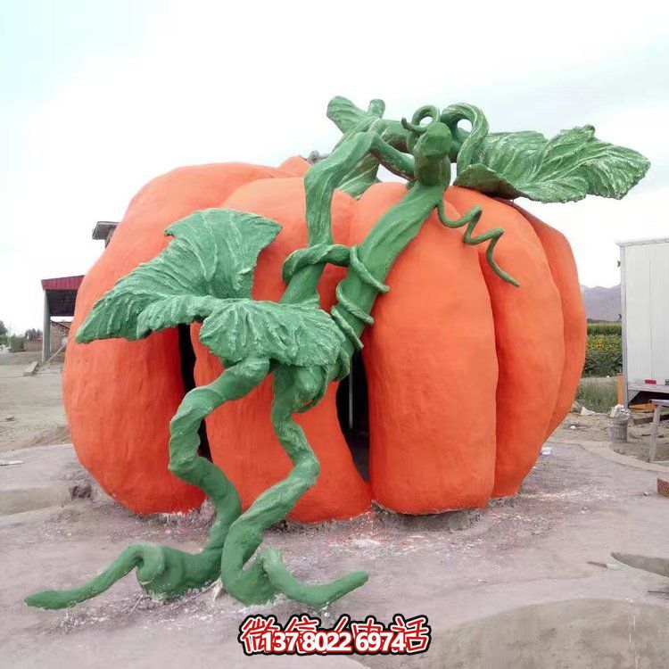 大型仿真南瓜雕塑，增添城市街道景觀