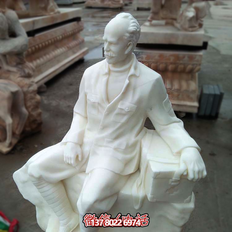 以白求恩精神為原型，漢白玉雕刻的護(hù)士坐姿雕塑