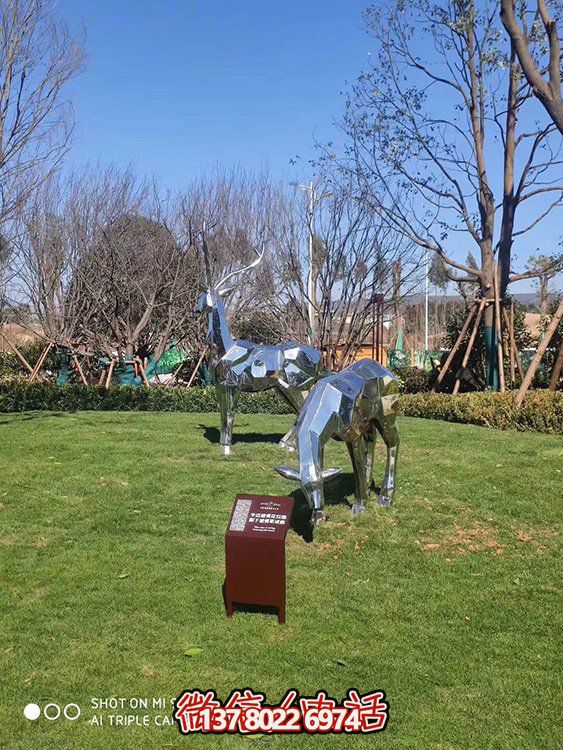 不銹鋼塊面鹿，抬頭鹿，低頭吃草的梅花鹿