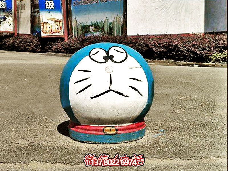 商場(chǎng)街邊擺放卡通多啦A夢(mèng)擋車(chē)球