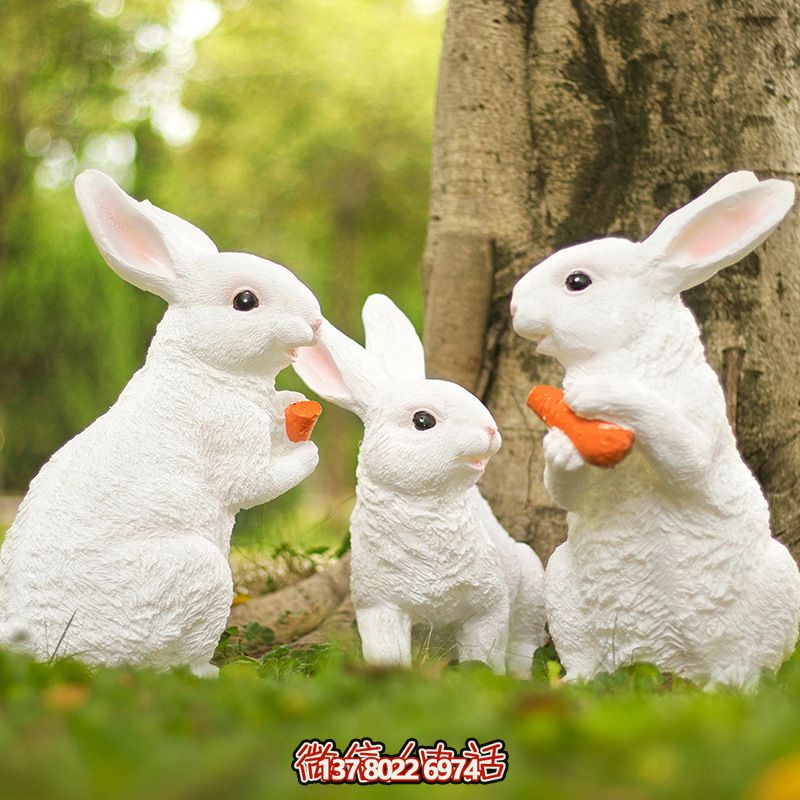 森林三只吃胡蘿卜的樹(shù)脂兔子雕塑 森林三只吃胡蘿卜的樹(shù)脂兔子雕塑