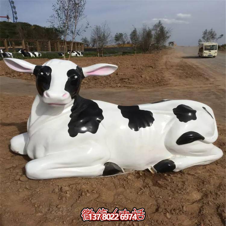 玻璃鋼仿真大型奶牛雕塑戶外園林農(nóng)場(chǎng)擺件