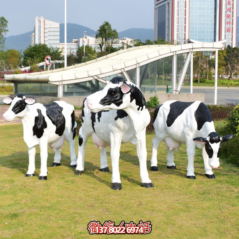 動(dòng)物園三只玻璃鋼奶牛雕塑 動(dòng)物園三只玻璃鋼奶牛雕塑