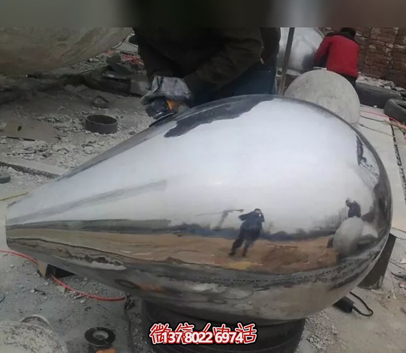 戶(hù)外草坪創(chuàng)意躺著的鵝卵石雕塑