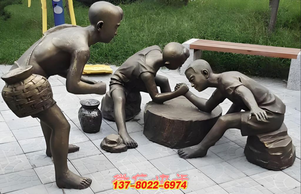 童趣時(shí)光：孩童掰手腕嬉戲銅質(zhì)景觀(guān)雕塑