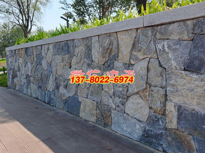 景石碎拼景觀墻：自然與藝術(shù)交融的景觀雕塑，石雕工藝的質(zhì)樸美學(xué)呈現(xiàn)